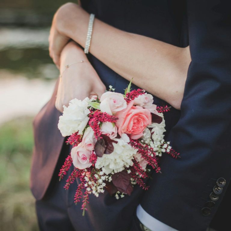 Verwelkte Rosenblätter, Ausdruck dafür, dass ein Leben zu Ende gegangen ist.
